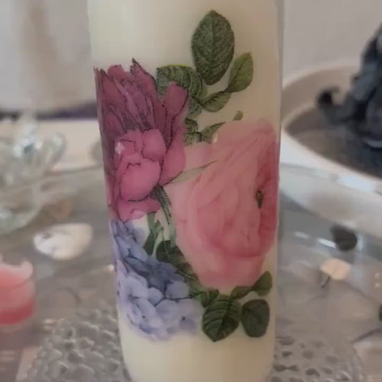 Pillar candle with floral poise of 3 flowers, 50 hour burning