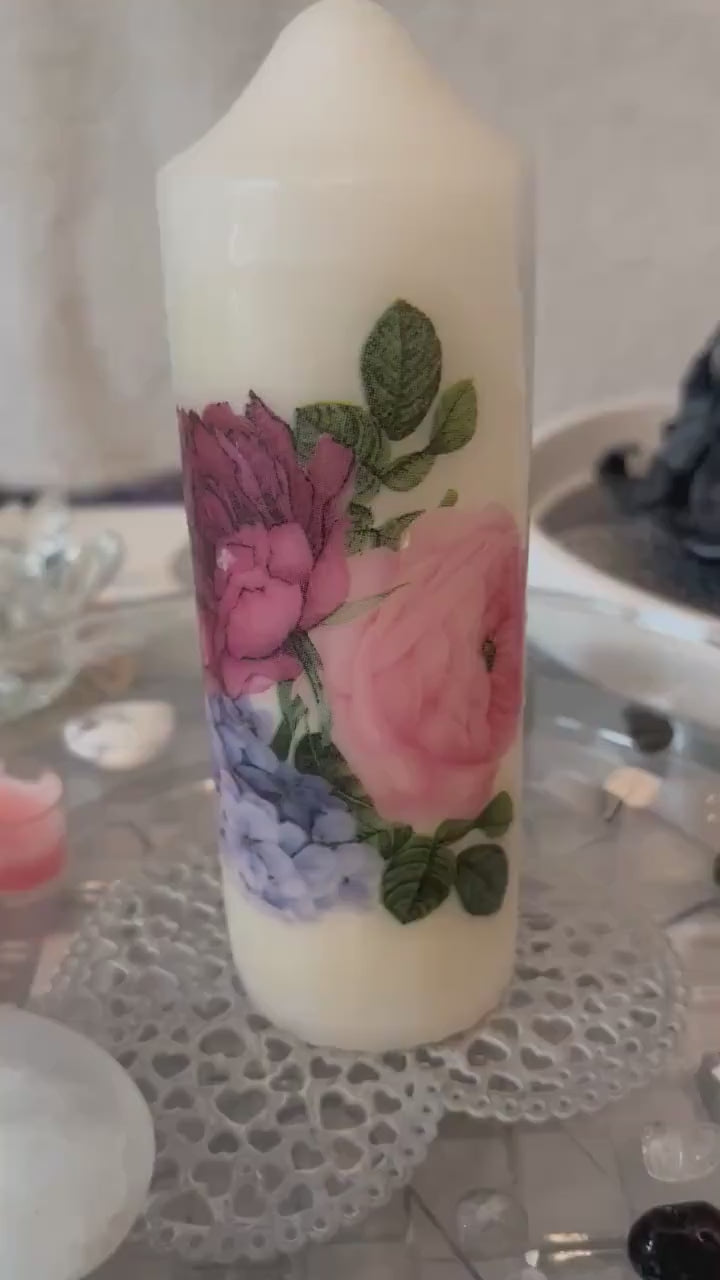 Pillar candle with floral poise of 3 flowers, 50 hour burning