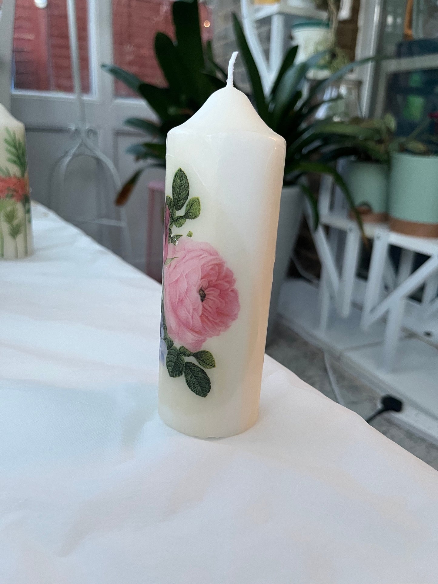 Pillar candle with floral poise of 3 flowers, 50 hour burning