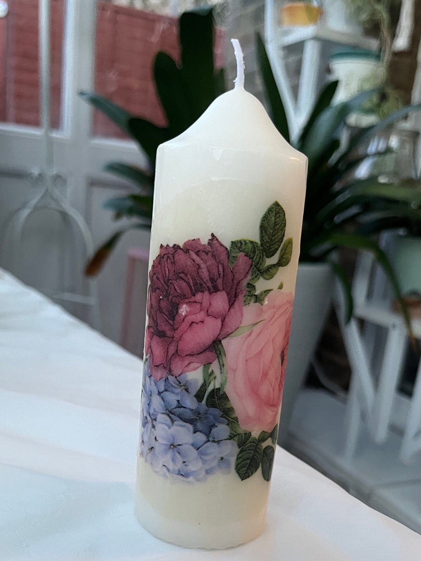 Pillar candle with floral poise of 3 flowers, 50 hour burning