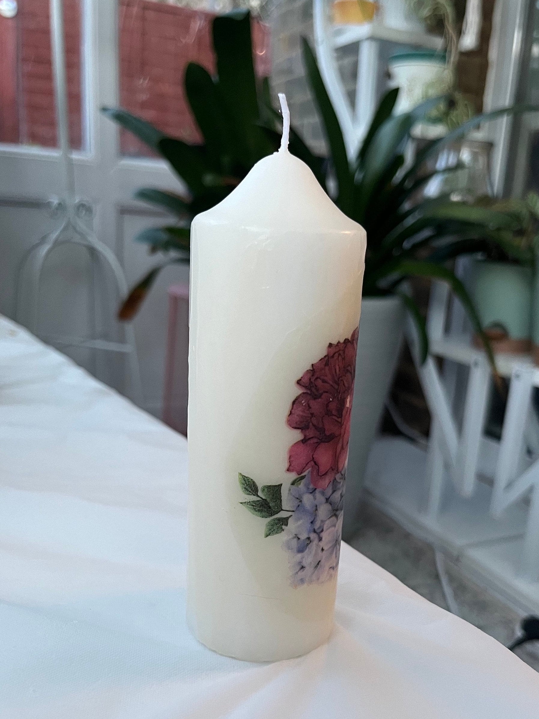 Pillar candle with floral poise of 3 flowers, 50 hour burning